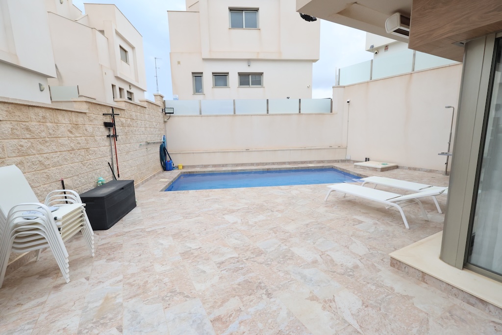 CHALET INDEPENDIENTE CON PISCINA PRIVADA, SOLÁRIUM Y 3 DORMITORIOS EN PAU 26, ORIHUELA COSTA