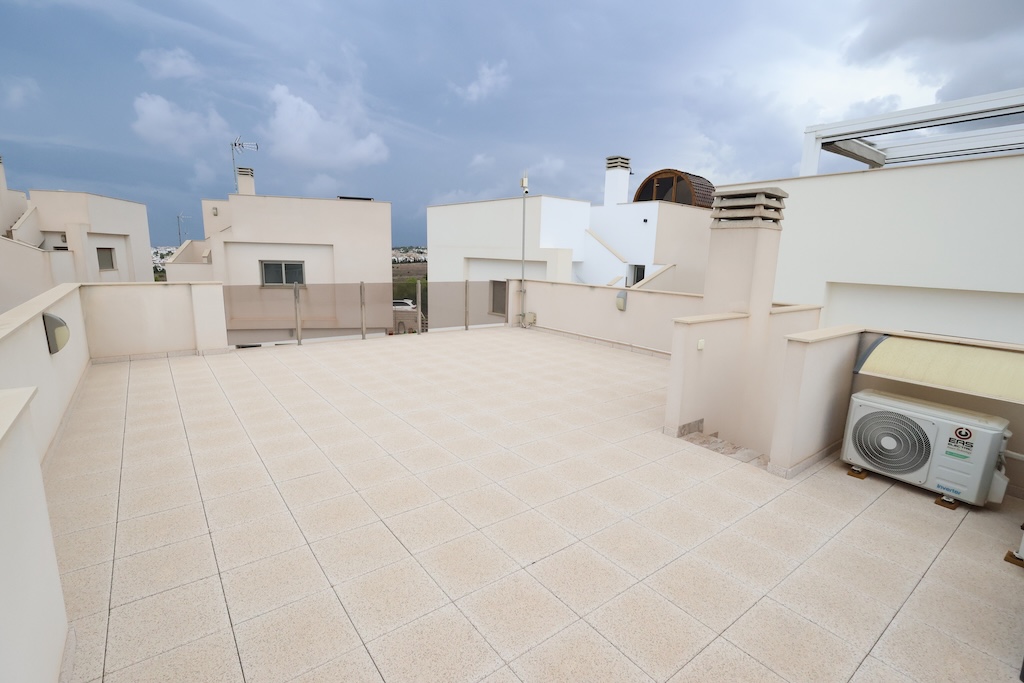 CHALET INDEPENDIENTE CON PISCINA PRIVADA, SOLÁRIUM Y 3 DORMITORIOS EN PAU 26, ORIHUELA COSTA