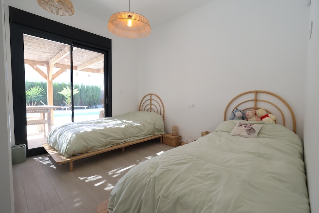VILLA MODERNA EN UNA SOLA PLANTA CON PISCINA CLIMATIZADA Y VISTAS AL GOLF EN LA FINCA, ALGORFA