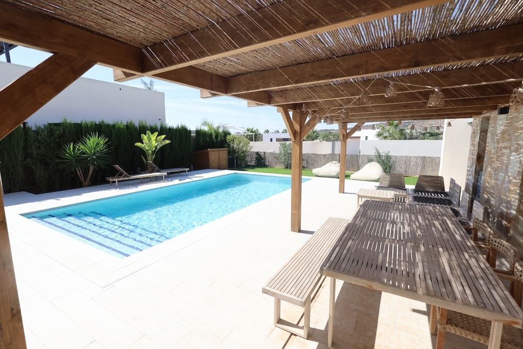 VILLA MODERNA EN UNA SOLA PLANTA CON PISCINA CLIMATIZADA Y VISTAS AL GOLF EN LA FINCA, ALGORFA