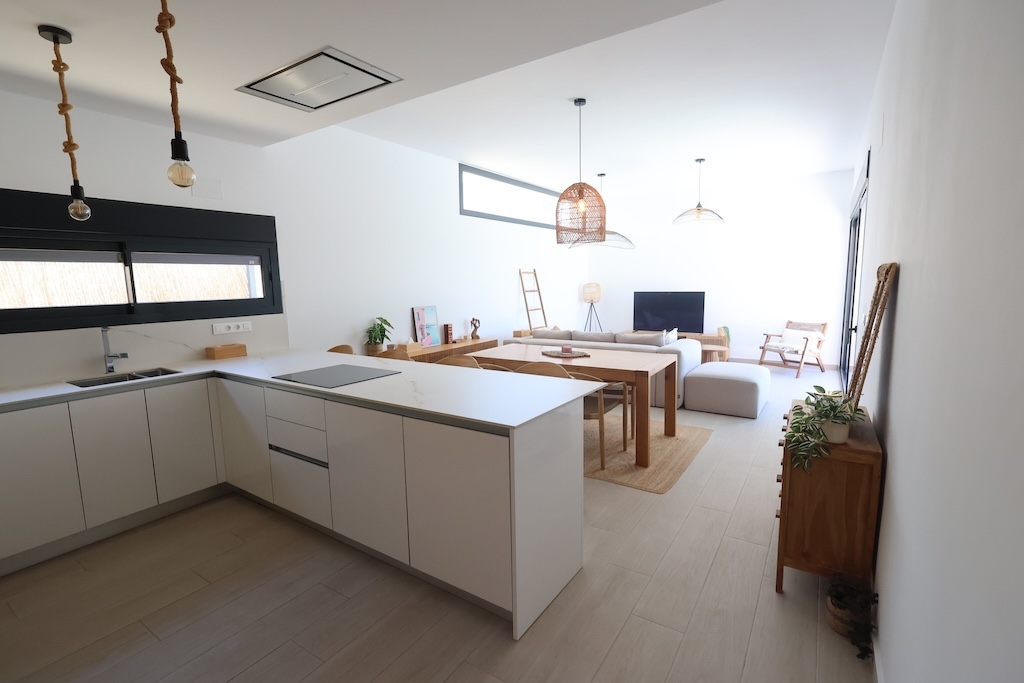VILLA MODERNA EN UNA SOLA PLANTA CON PISCINA CLIMATIZADA Y VISTAS AL GOLF EN LA FINCA, ALGORFA