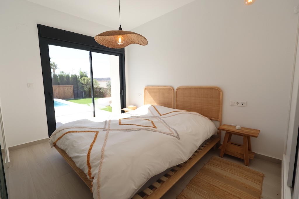 VILLA MODERNA EN UNA SOLA PLANTA CON PISCINA CLIMATIZADA Y VISTAS AL GOLF EN LA FINCA, ALGORFA