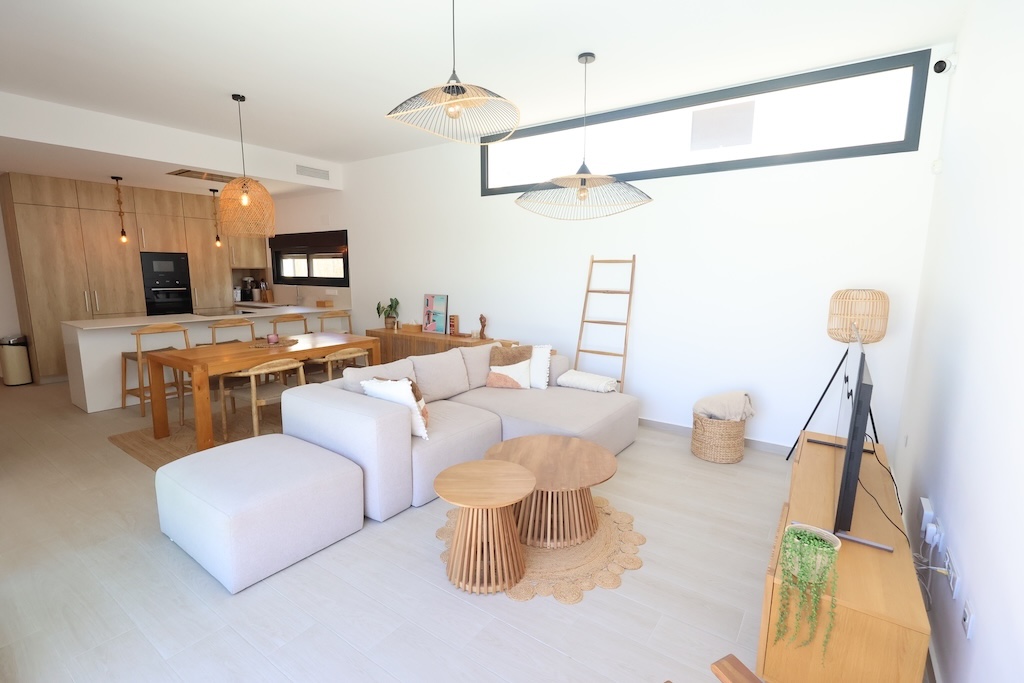 VILLA MODERNA EN UNA SOLA PLANTA CON PISCINA CLIMATIZADA Y VISTAS AL GOLF EN LA FINCA, ALGORFA