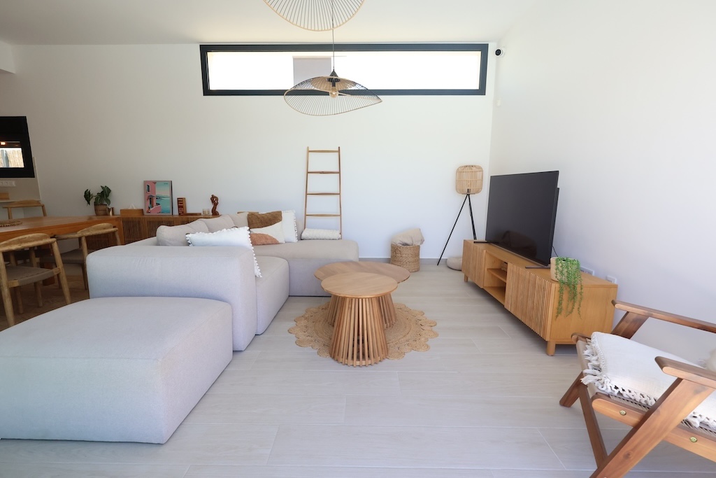 VILLA MODERNA EN UNA SOLA PLANTA CON PISCINA CLIMATIZADA Y VISTAS AL GOLF EN LA FINCA, ALGORFA