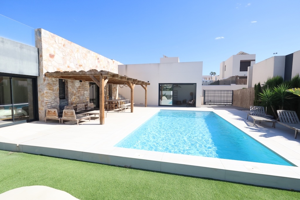 VILLA MODERNA EN UNA SOLA PLANTA CON PISCINA CLIMATIZADA Y VISTAS AL GOLF EN LA FINCA, ALGORFA