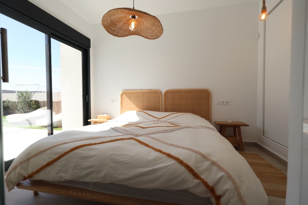 VILLA MODERNA EN UNA SOLA PLANTA CON PISCINA CLIMATIZADA Y VISTAS AL GOLF EN LA FINCA, ALGORFA