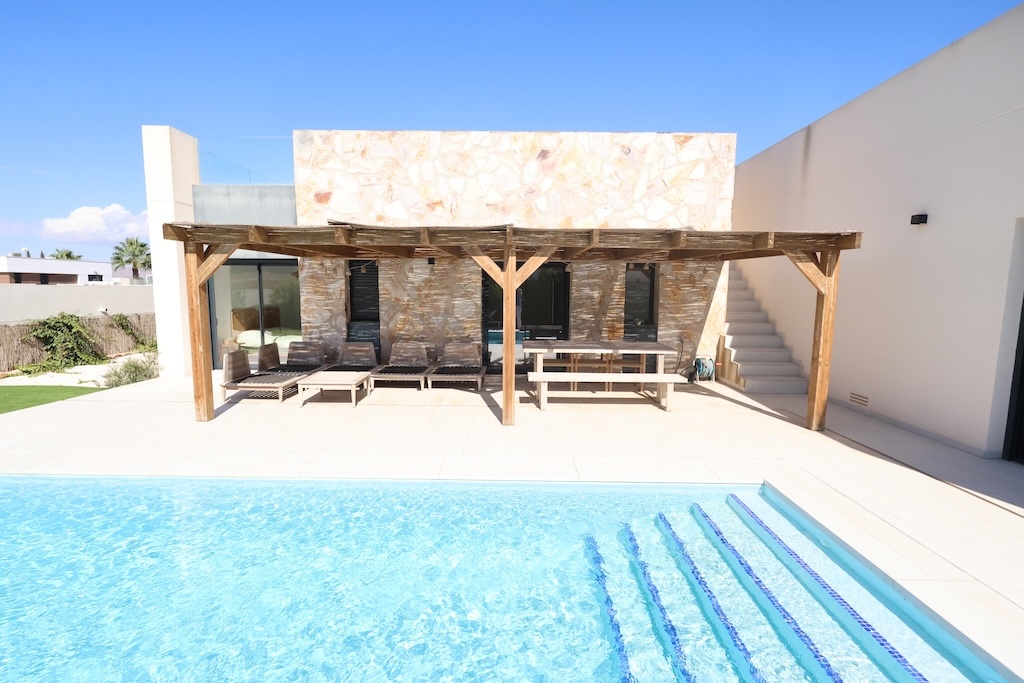 VILLA MODERNA EN UNA SOLA PLANTA CON PISCINA CLIMATIZADA Y VISTAS AL GOLF EN LA FINCA, ALGORFA