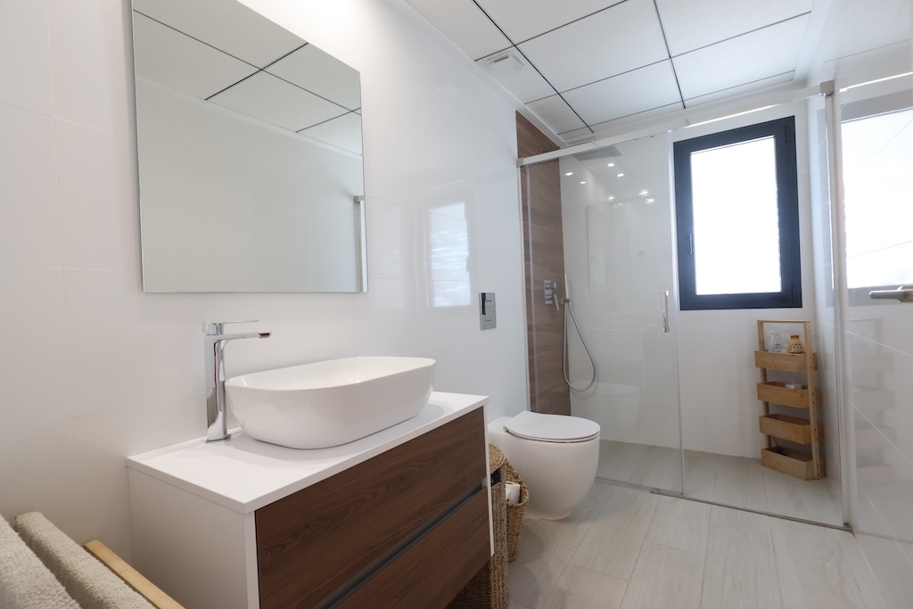VILLA MODERNA EN UNA SOLA PLANTA CON PISCINA CLIMATIZADA Y VISTAS AL GOLF EN LA FINCA, ALGORFA