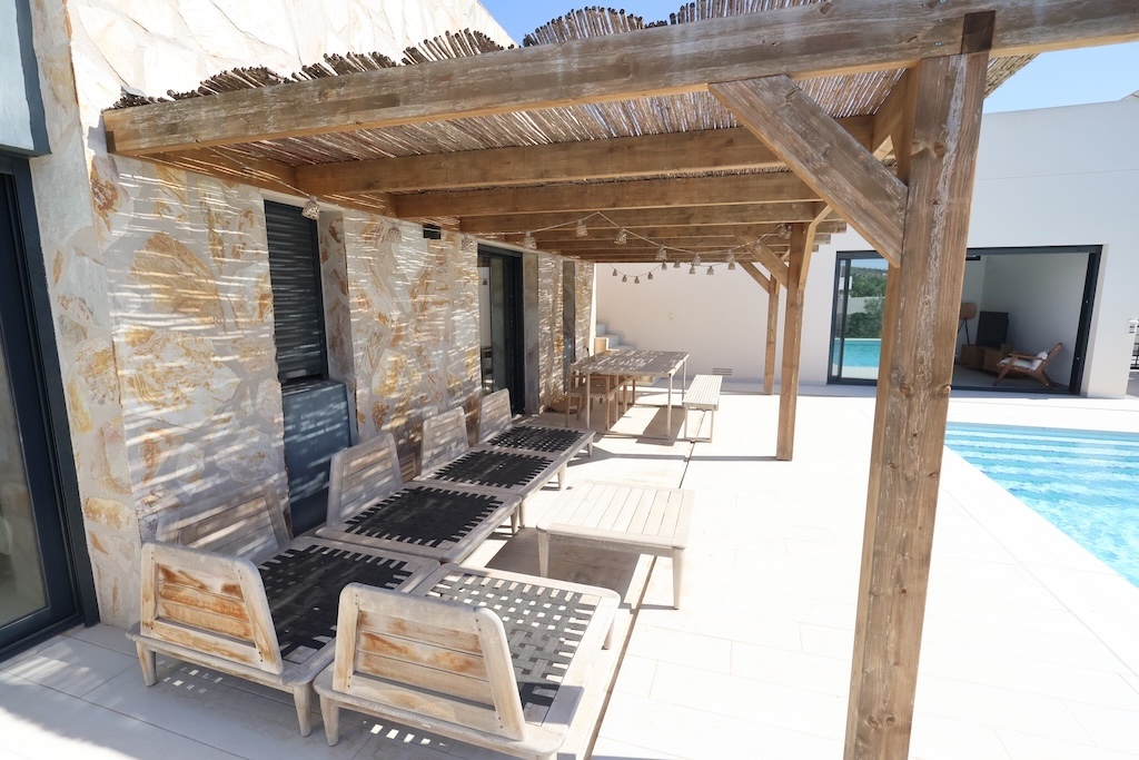 VILLA MODERNA EN UNA SOLA PLANTA CON PISCINA CLIMATIZADA Y VISTAS AL GOLF EN LA FINCA, ALGORFA