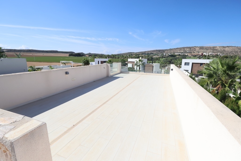 VILLA MODERNA EN UNA SOLA PLANTA CON PISCINA CLIMATIZADA Y VISTAS AL GOLF EN LA FINCA, ALGORFA