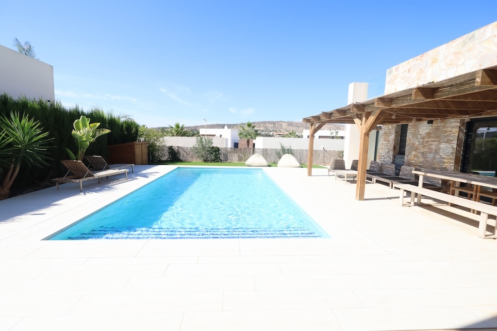 VILLA MODERNA EN UNA SOLA PLANTA CON PISCINA CLIMATIZADA Y VISTAS AL GOLF EN LA FINCA, ALGORFA