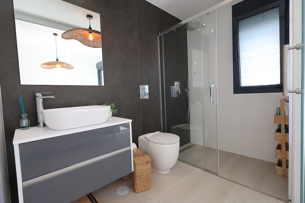 VILLA MODERNA EN UNA SOLA PLANTA CON PISCINA CLIMATIZADA Y VISTAS AL GOLF EN LA FINCA, ALGORFA