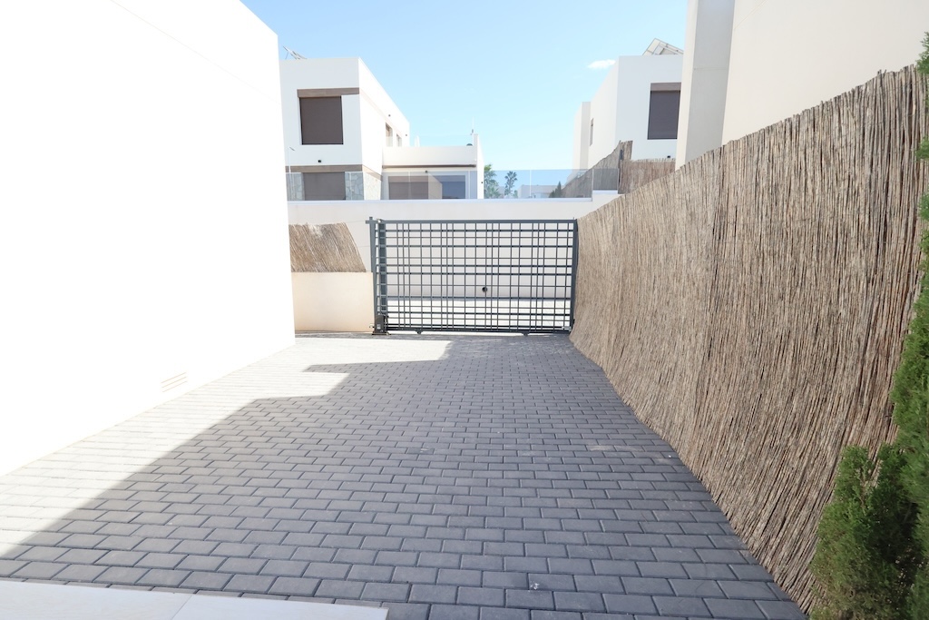 VILLA MODERNA EN UNA SOLA PLANTA CON PISCINA CLIMATIZADA Y VISTAS AL GOLF EN LA FINCA, ALGORFA
