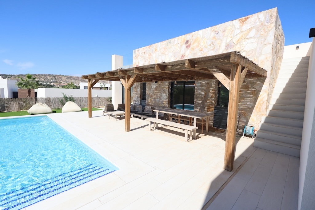 VILLA MODERNA EN UNA SOLA PLANTA CON PISCINA CLIMATIZADA Y VISTAS AL GOLF EN LA FINCA, ALGORFA