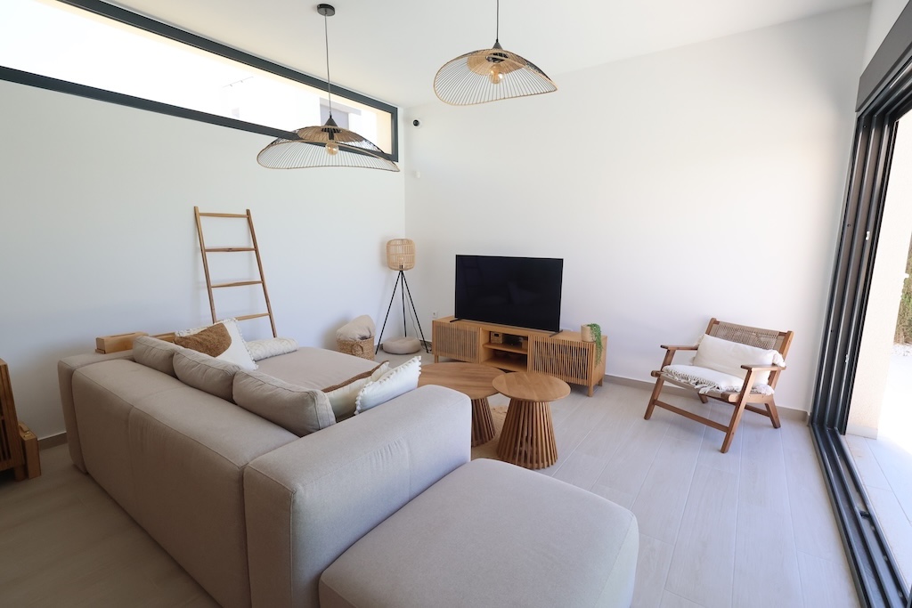 VILLA MODERNA EN UNA SOLA PLANTA CON PISCINA CLIMATIZADA Y VISTAS AL GOLF EN LA FINCA, ALGORFA