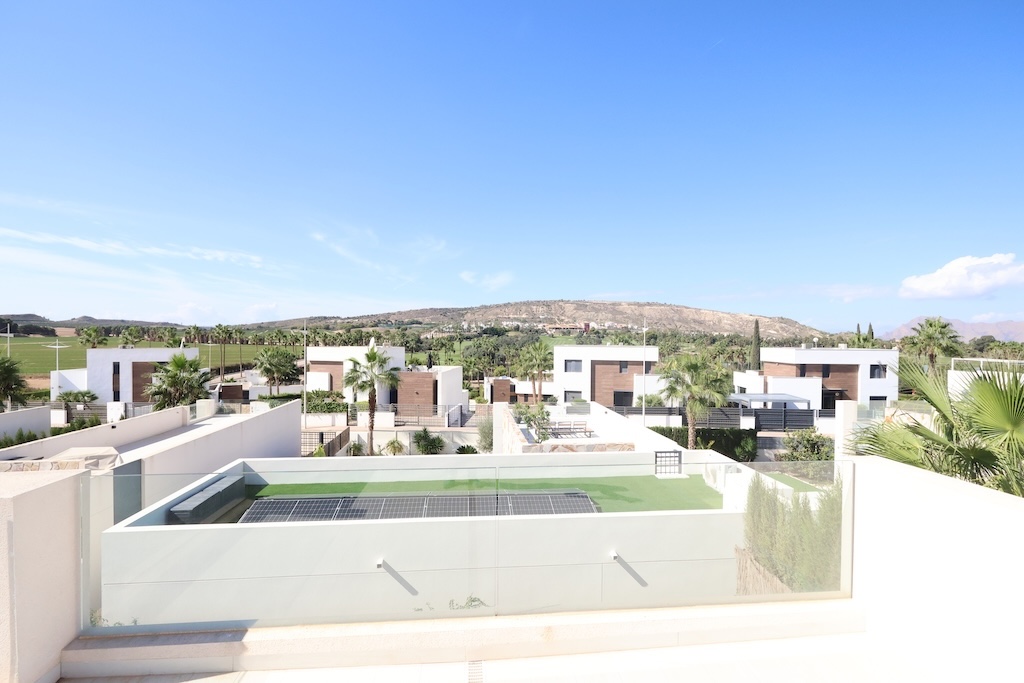 VILLA MODERNA EN UNA SOLA PLANTA CON PISCINA CLIMATIZADA Y VISTAS AL GOLF EN LA FINCA, ALGORFA