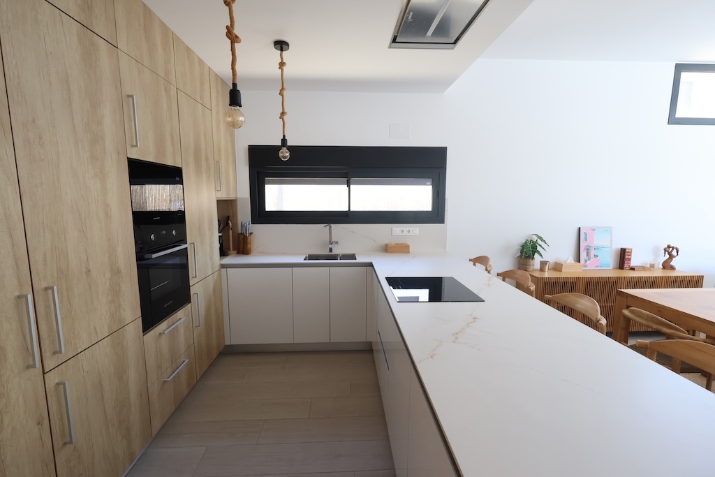 VILLA MODERNA EN UNA SOLA PLANTA CON PISCINA CLIMATIZADA Y VISTAS AL GOLF EN LA FINCA, ALGORFA