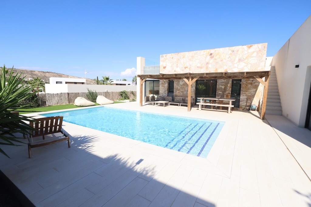 VILLA MODERNA EN UNA SOLA PLANTA CON PISCINA CLIMATIZADA Y VISTAS AL GOLF EN LA FINCA, ALGORFA