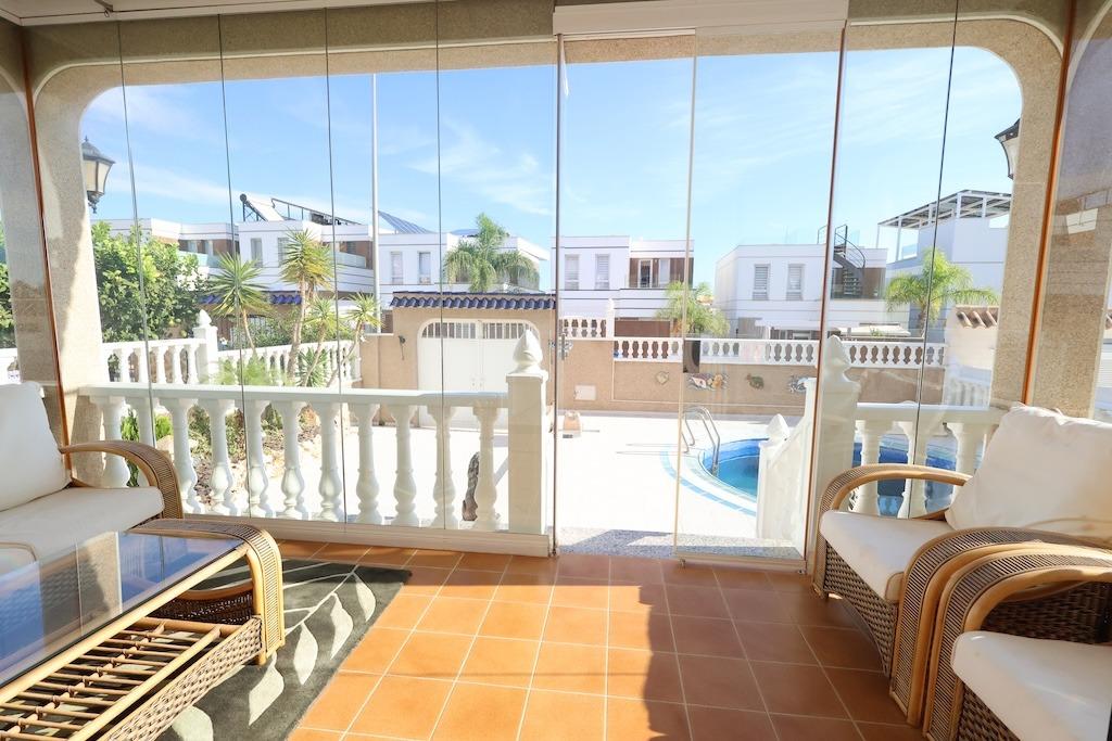 CHALET INDEPENDIENTE CON PISCINA PRIVADA, SOLÁRIUM CON VISTAS AL MAR Y PARKING