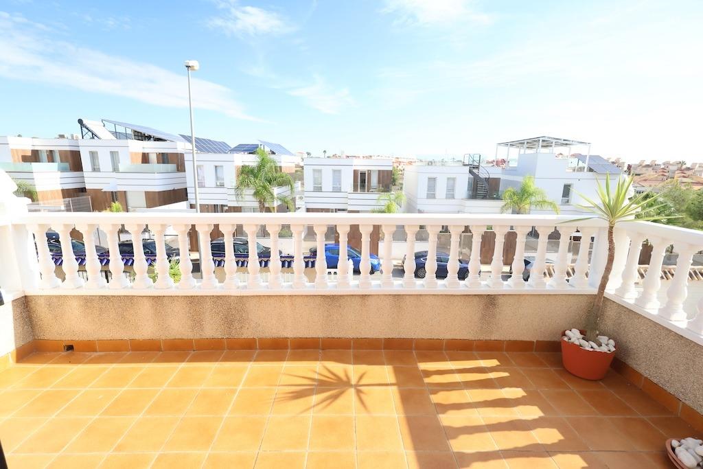 CHALET INDEPENDIENTE CON PISCINA PRIVADA, SOLÁRIUM CON VISTAS AL MAR Y PARKING