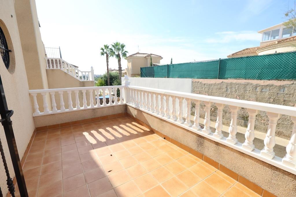 CHALET INDEPENDIENTE CON PISCINA PRIVADA, SOLÁRIUM CON VISTAS AL MAR Y PARKING