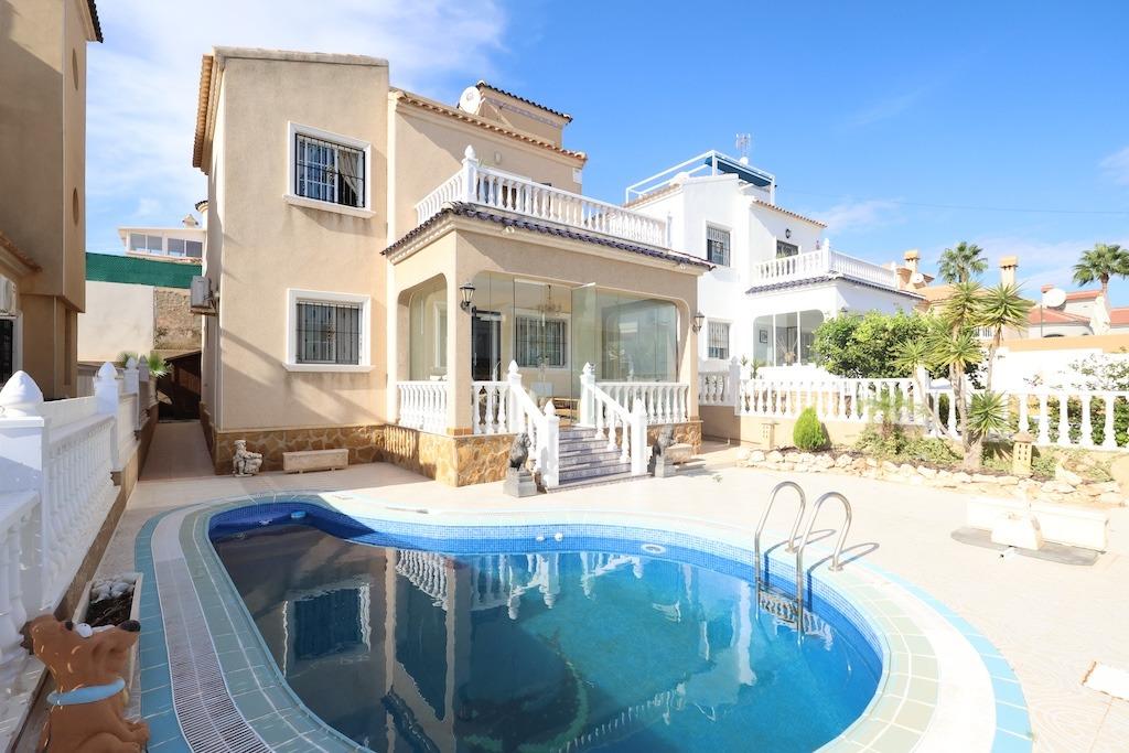 CHALET INDEPENDIENTE CON PISCINA PRIVADA, SOLÁRIUM CON VISTAS AL MAR Y PARKING