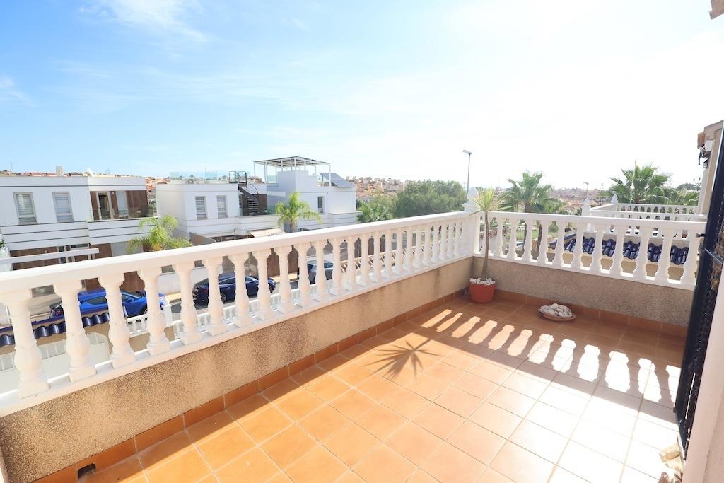 CHALET INDEPENDIENTE CON PISCINA PRIVADA, SOLÁRIUM CON VISTAS AL MAR Y PARKING
