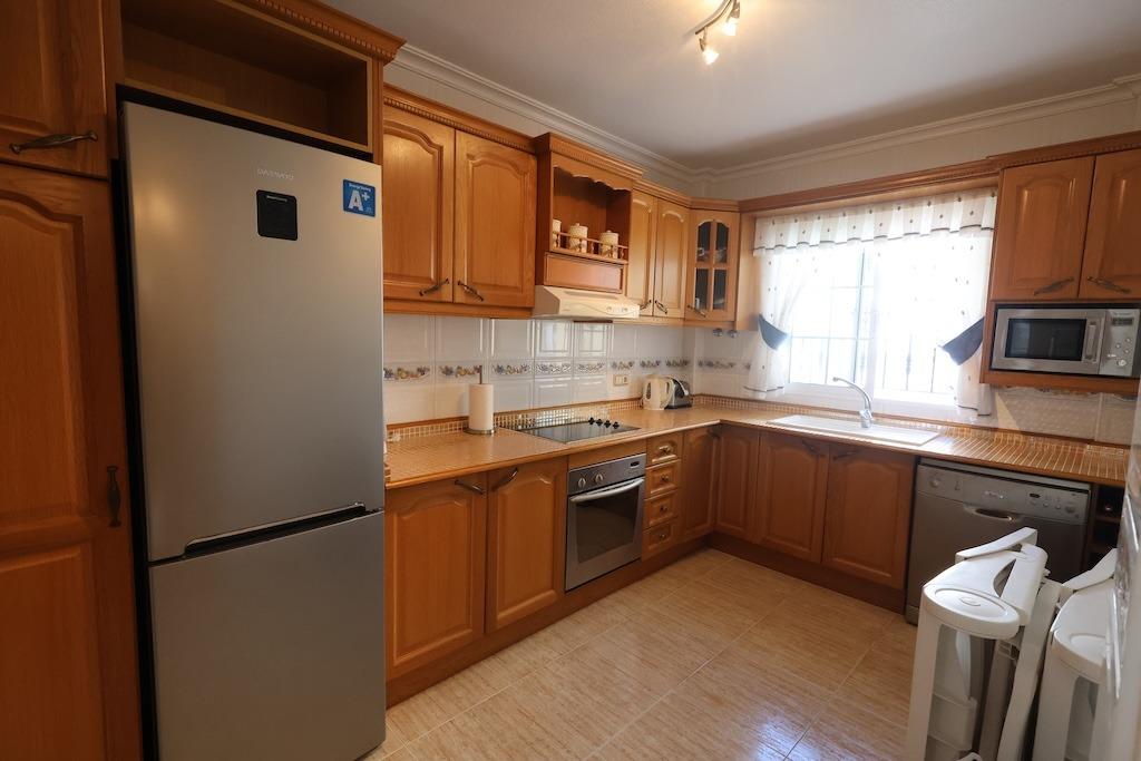 CHALET INDEPENDIENTE CON PISCINA PRIVADA, SOLÁRIUM CON VISTAS AL MAR Y PARKING