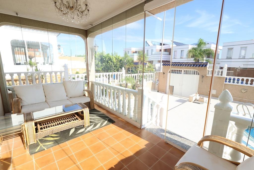 CHALET INDEPENDIENTE CON PISCINA PRIVADA, SOLÁRIUM CON VISTAS AL MAR Y PARKING