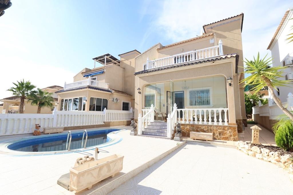 CHALET INDEPENDIENTE CON PISCINA PRIVADA, SOLÁRIUM CON VISTAS AL MAR Y PARKING