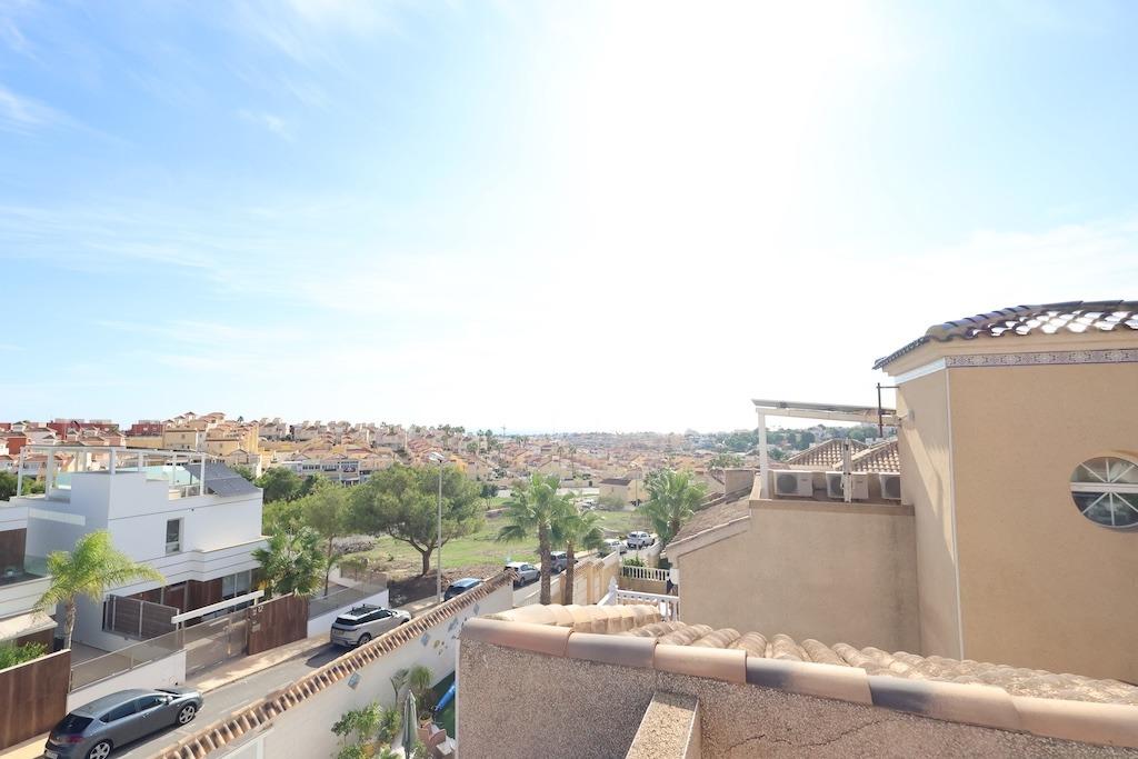 CHALET INDEPENDIENTE CON PISCINA PRIVADA, SOLÁRIUM CON VISTAS AL MAR Y PARKING