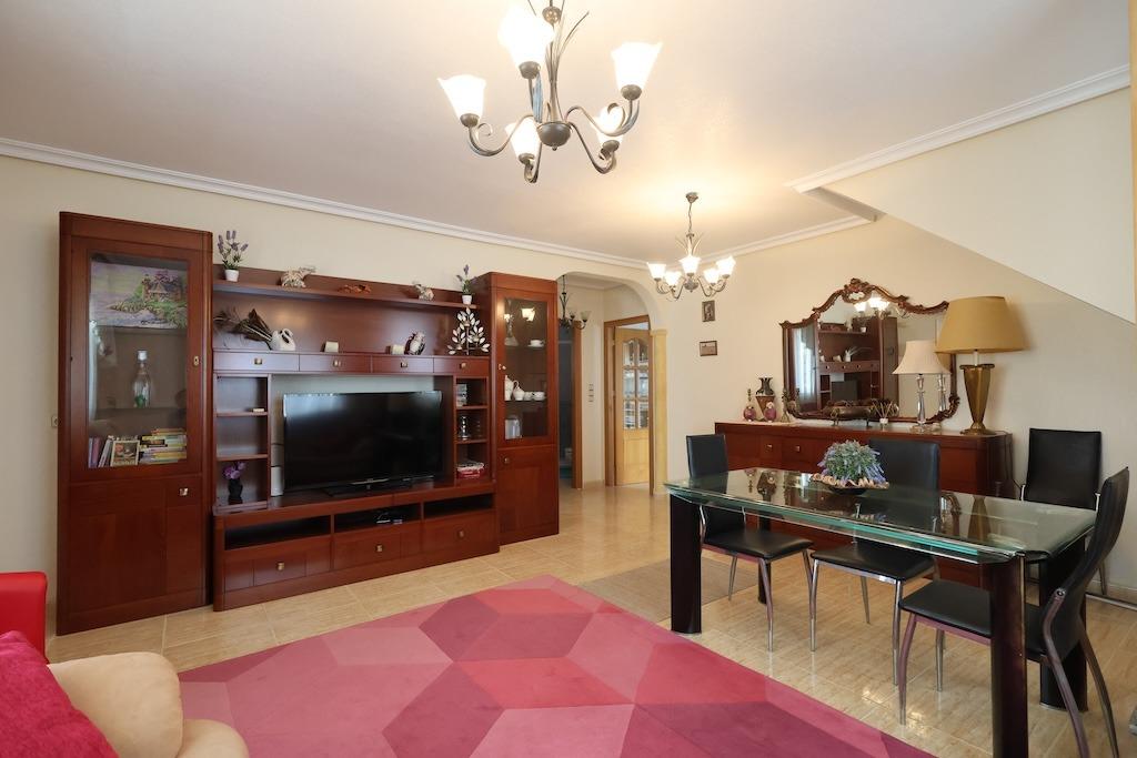 CHALET INDEPENDIENTE CON PISCINA PRIVADA, SOLÁRIUM CON VISTAS AL MAR Y PARKING