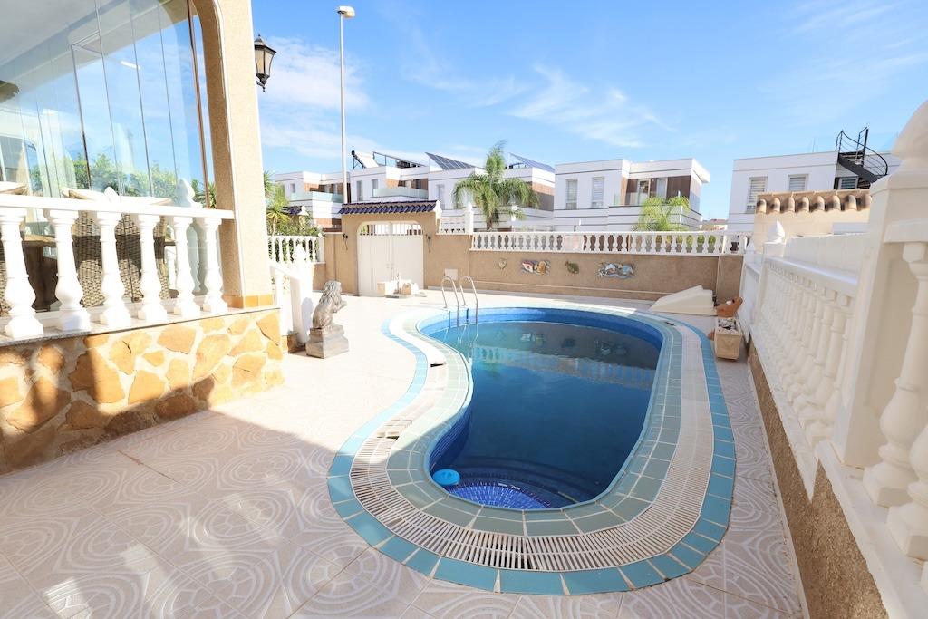 CHALET INDEPENDIENTE CON PISCINA PRIVADA, SOLÁRIUM CON VISTAS AL MAR Y PARKING