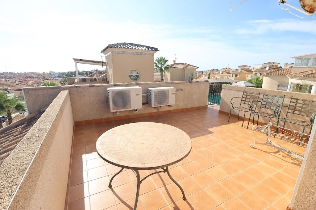 CHALET INDEPENDIENTE CON PISCINA PRIVADA, SOLÁRIUM CON VISTAS AL MAR Y PARKING