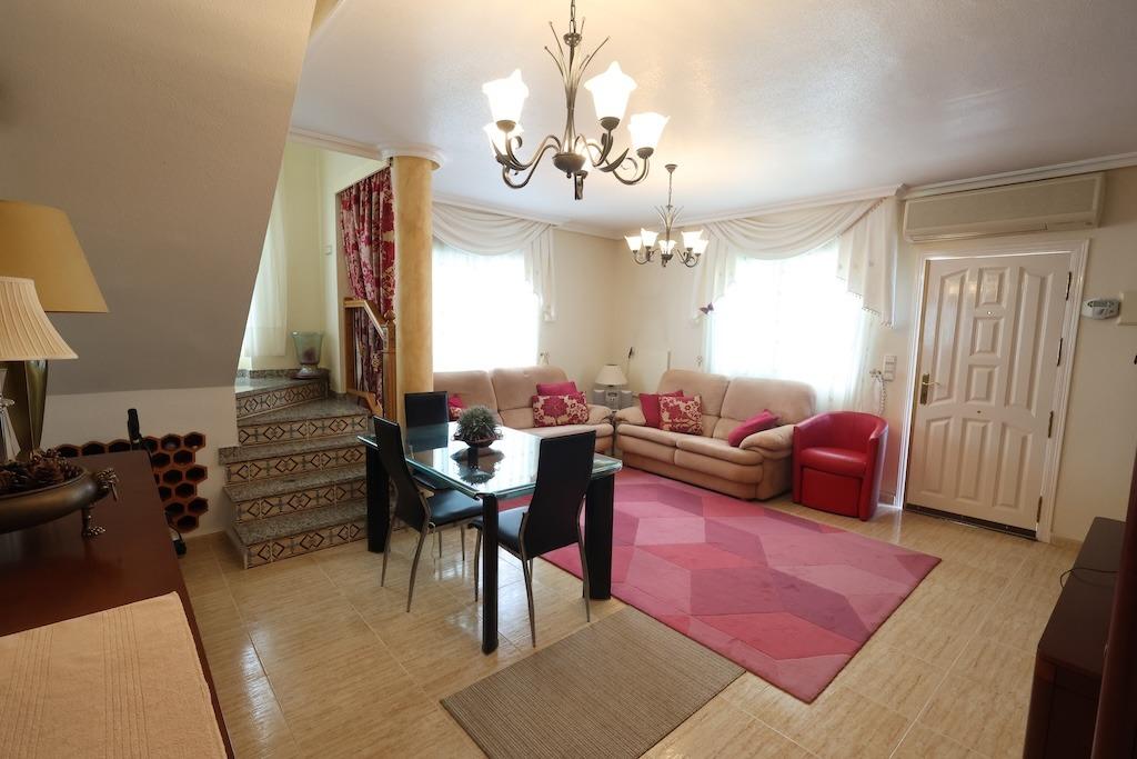 CHALET INDEPENDIENTE CON PISCINA PRIVADA, SOLÁRIUM CON VISTAS AL MAR Y PARKING