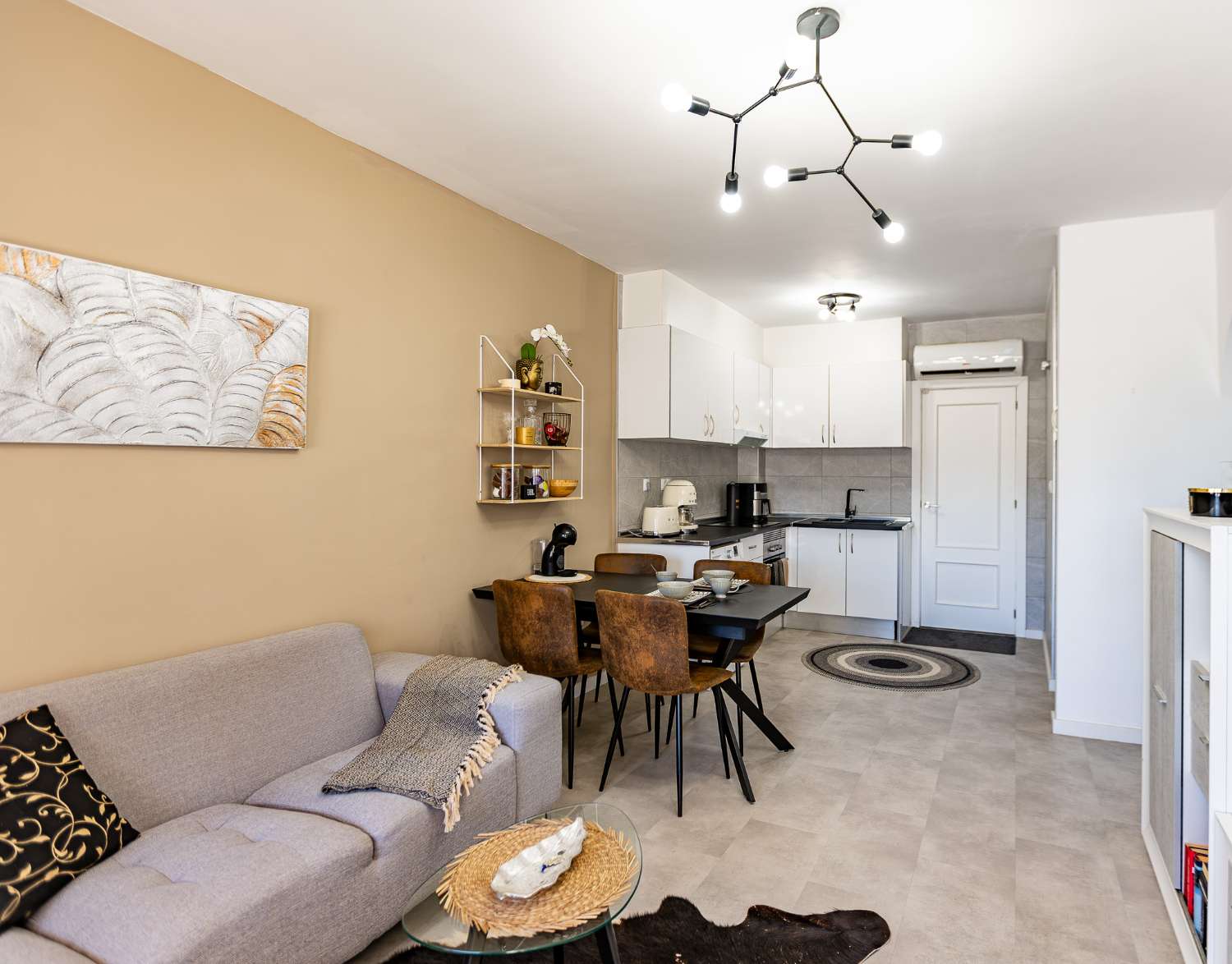 KUNNOSTETTU BUNGALOW, JOSSA ON SUURI YKSITYINEN 40 M² PATIO COSTA BLANCASSA