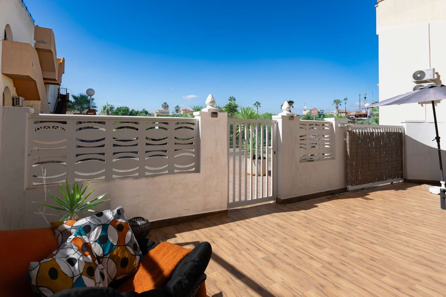 KUNNOSTETTU BUNGALOW, JOSSA ON SUURI YKSITYINEN 40 M² PATIO COSTA BLANCASSA