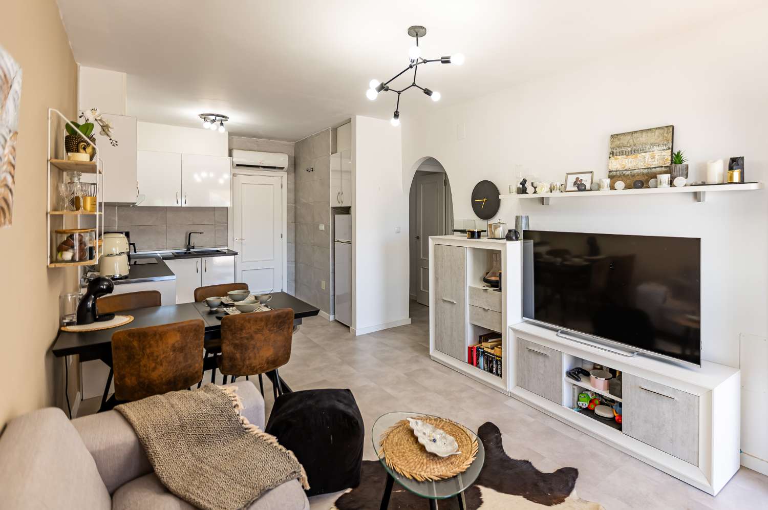 KUNNOSTETTU BUNGALOW, JOSSA ON SUURI YKSITYINEN 40 M² PATIO COSTA BLANCASSA