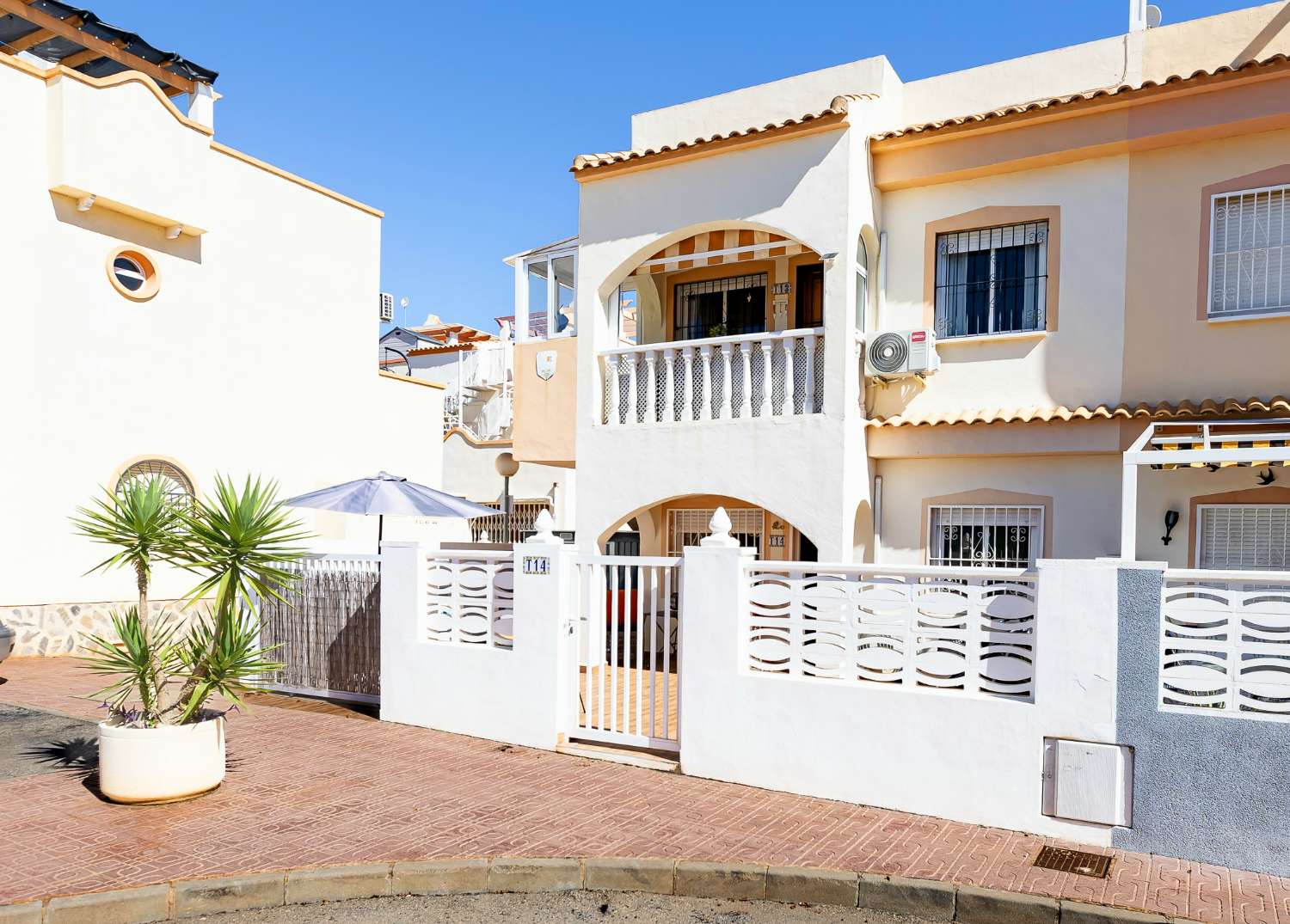 KUNNOSTETTU BUNGALOW, JOSSA ON SUURI YKSITYINEN 40 M² PATIO COSTA BLANCASSA