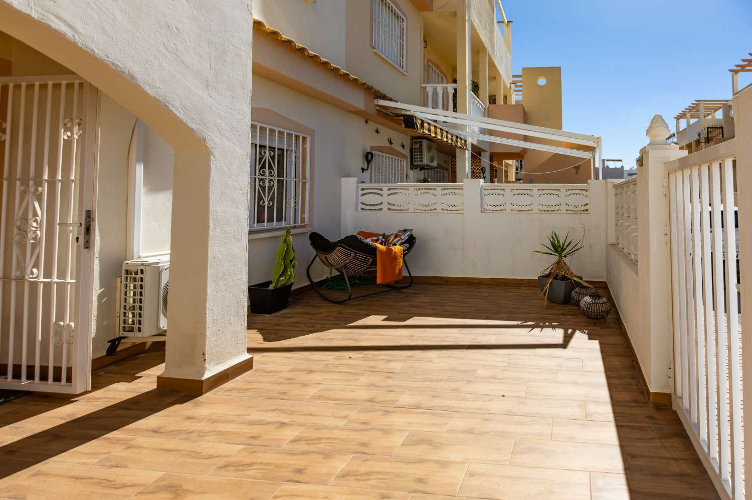 KUNNOSTETTU BUNGALOW, JOSSA ON SUURI YKSITYINEN 40 M² PATIO COSTA BLANCASSA