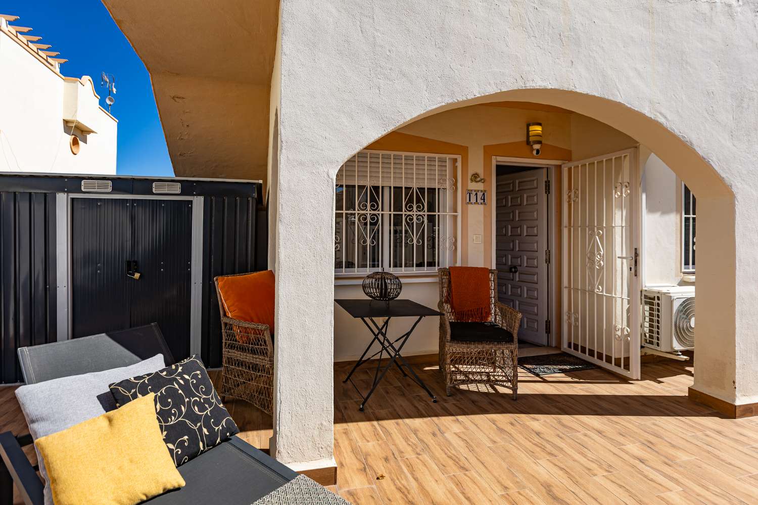KUNNOSTETTU BUNGALOW, JOSSA ON SUURI YKSITYINEN 40 M² PATIO COSTA BLANCASSA