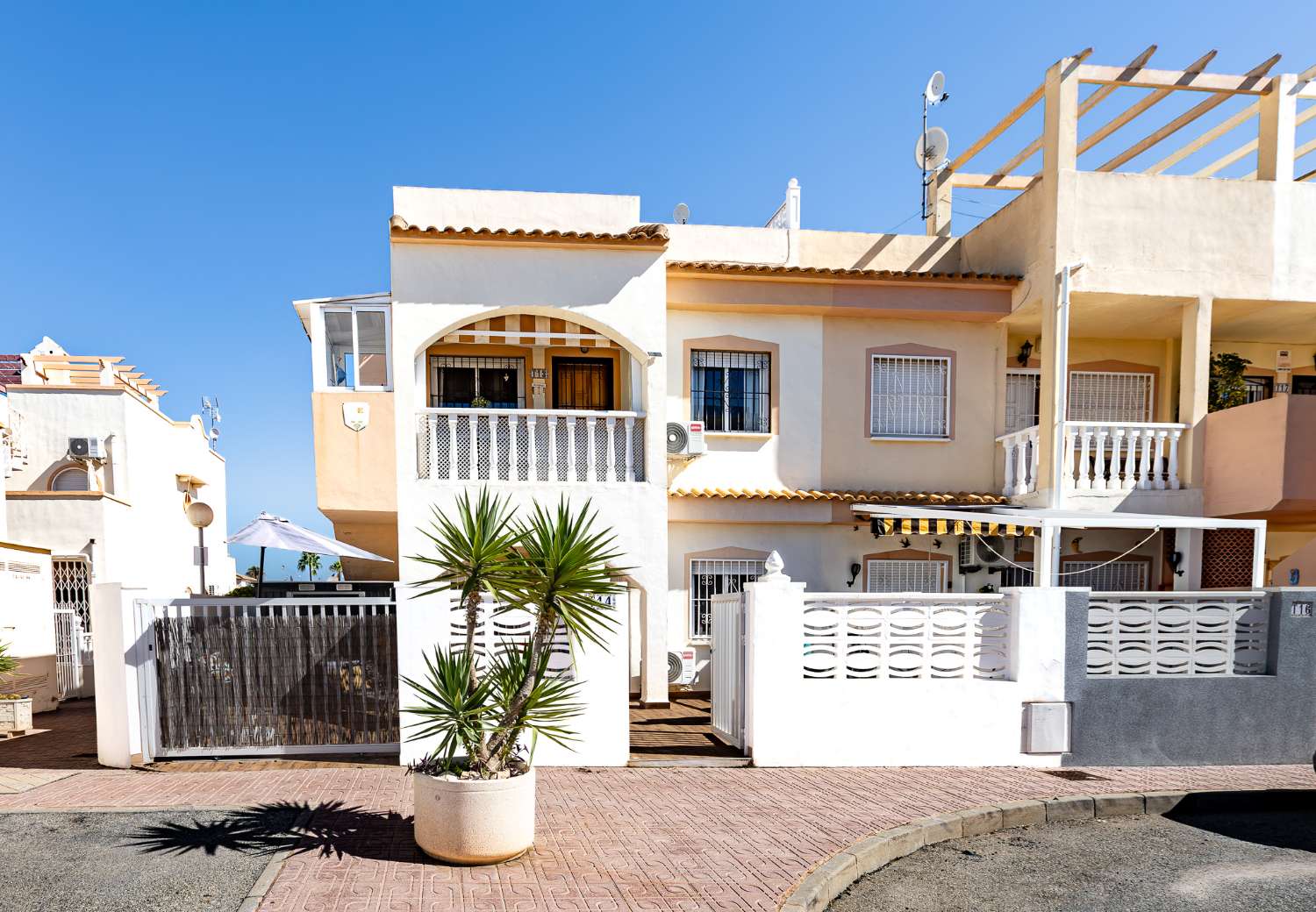 KUNNOSTETTU BUNGALOW, JOSSA ON SUURI YKSITYINEN 40 M² PATIO COSTA BLANCASSA