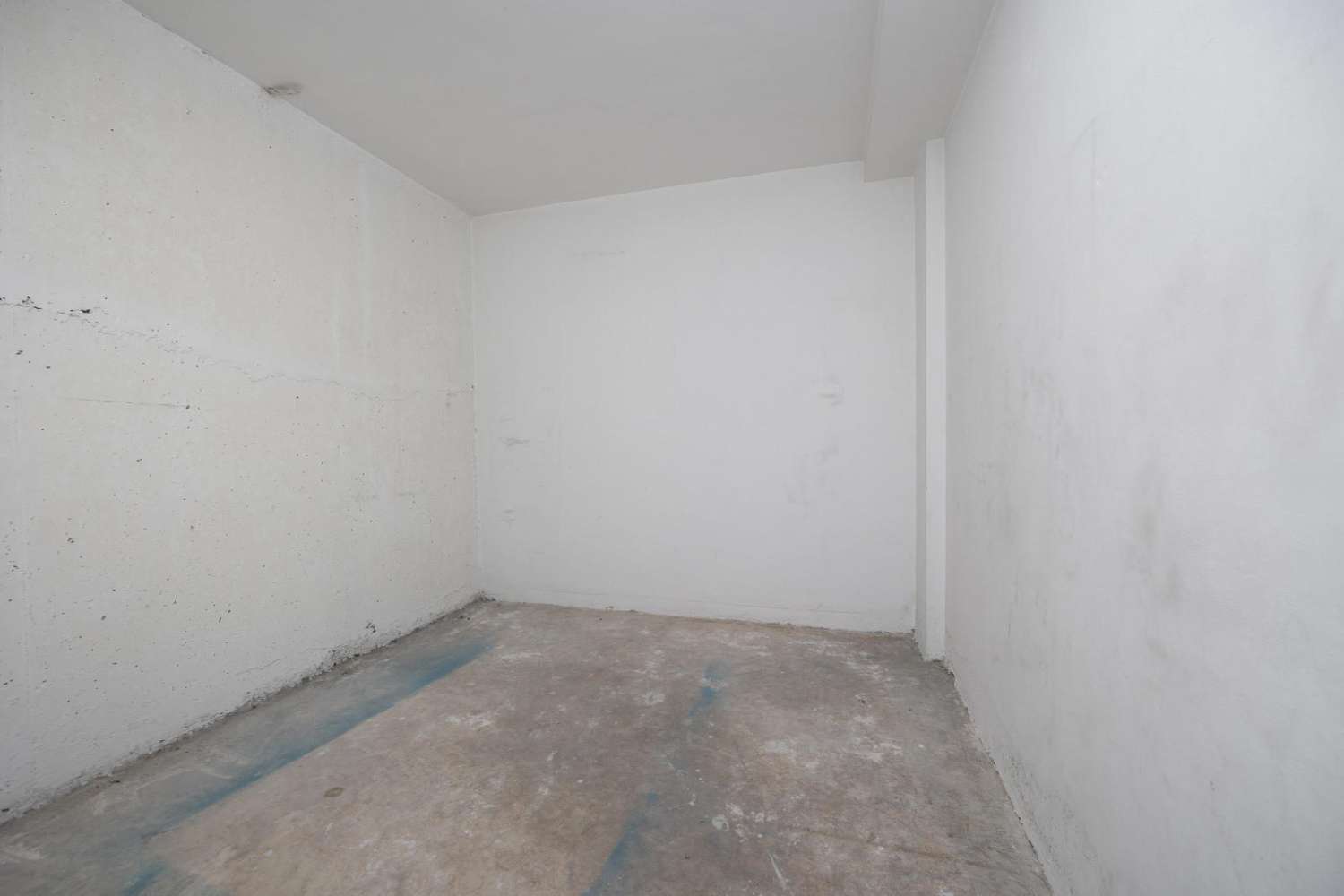 3-VÆRELSES PENTHOUSE I CENTRUM AF TORREVIEJA, MED 106 M² OG STORT POTENTIALE