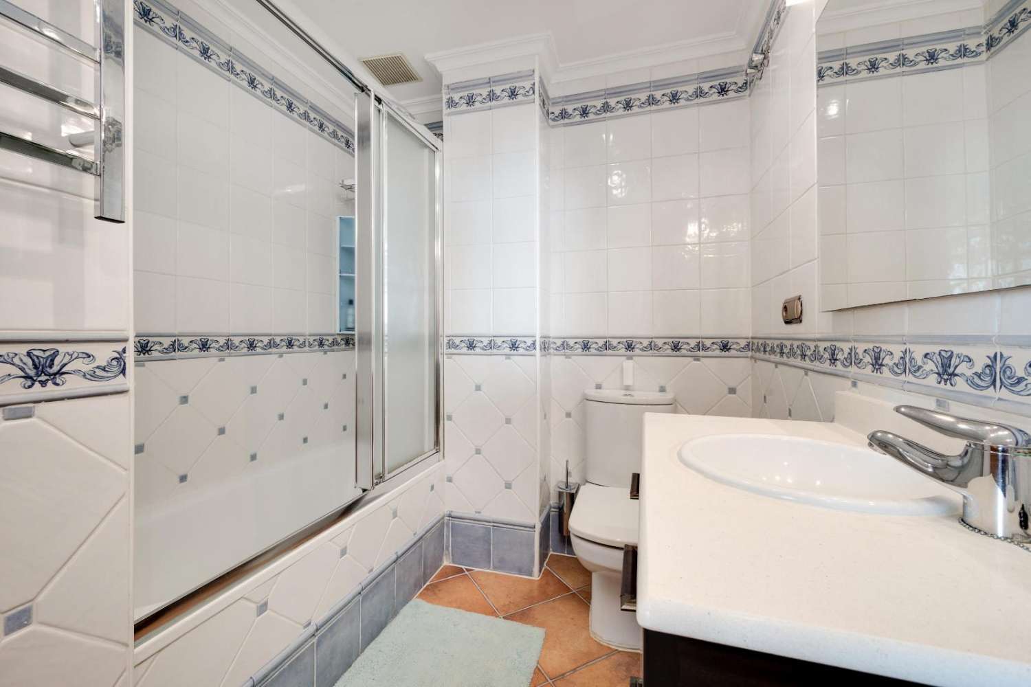 3-VÆRELSES PENTHOUSE I CENTRUM AF TORREVIEJA, MED 106 M² OG STORT POTENTIALE