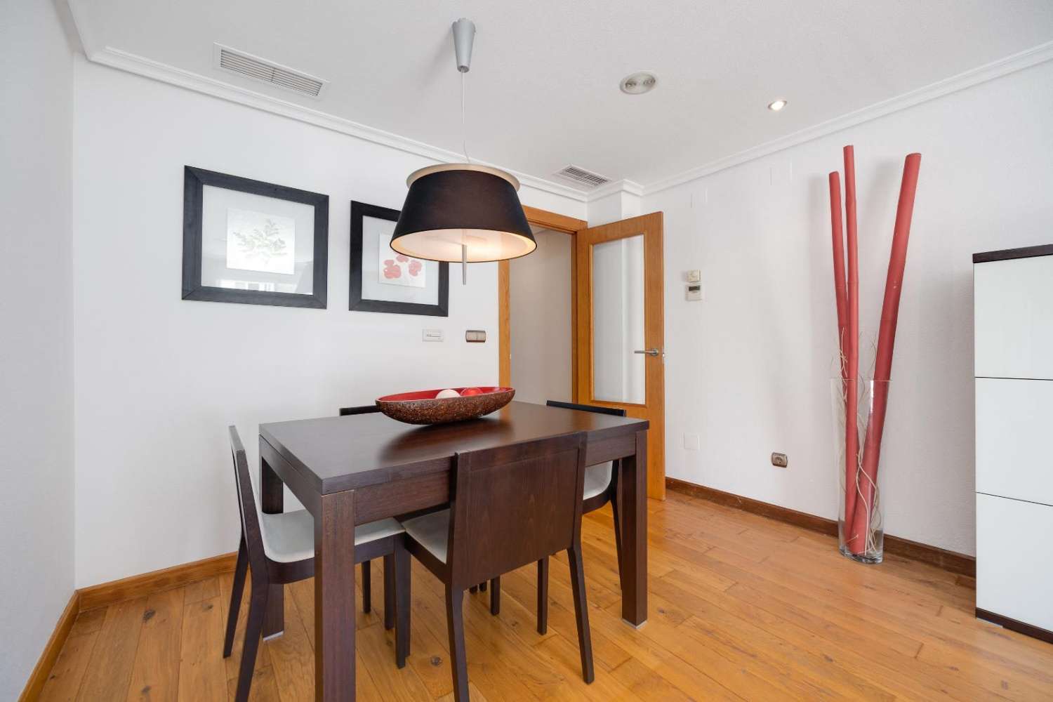 3-VÆRELSES PENTHOUSE I CENTRUM AF TORREVIEJA, MED 106 M² OG STORT POTENTIALE