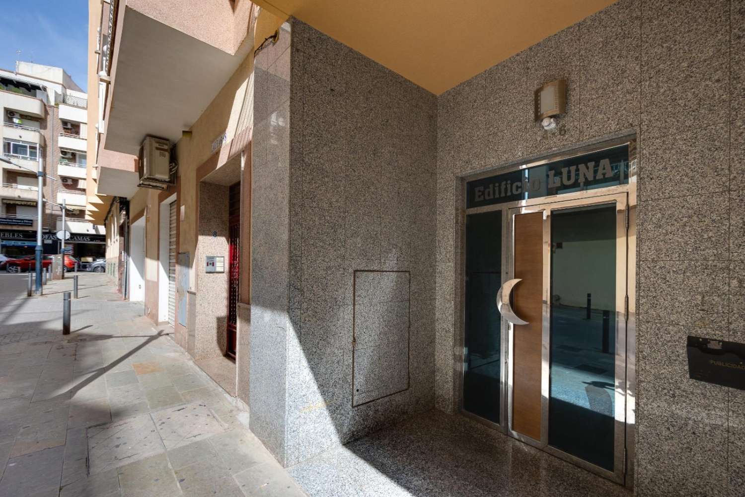 3-VÆRELSES PENTHOUSE I CENTRUM AF TORREVIEJA, MED 106 M² OG STORT POTENTIALE