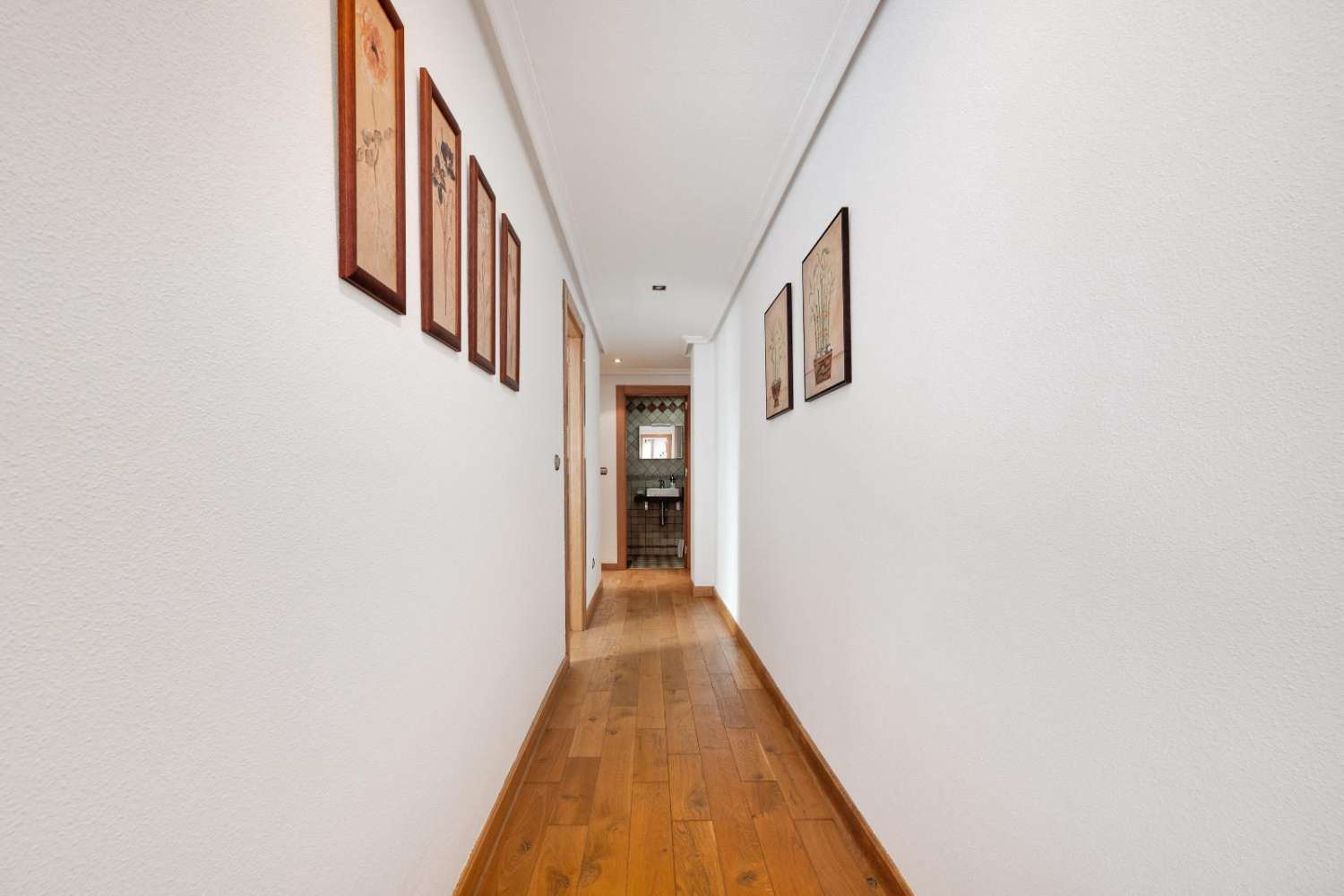 3-VÆRELSES PENTHOUSE I CENTRUM AF TORREVIEJA, MED 106 M² OG STORT POTENTIALE