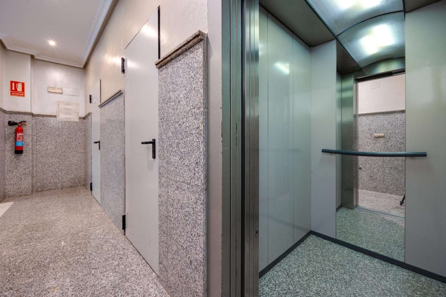 3-VÆRELSES PENTHOUSE I CENTRUM AF TORREVIEJA, MED 106 M² OG STORT POTENTIALE