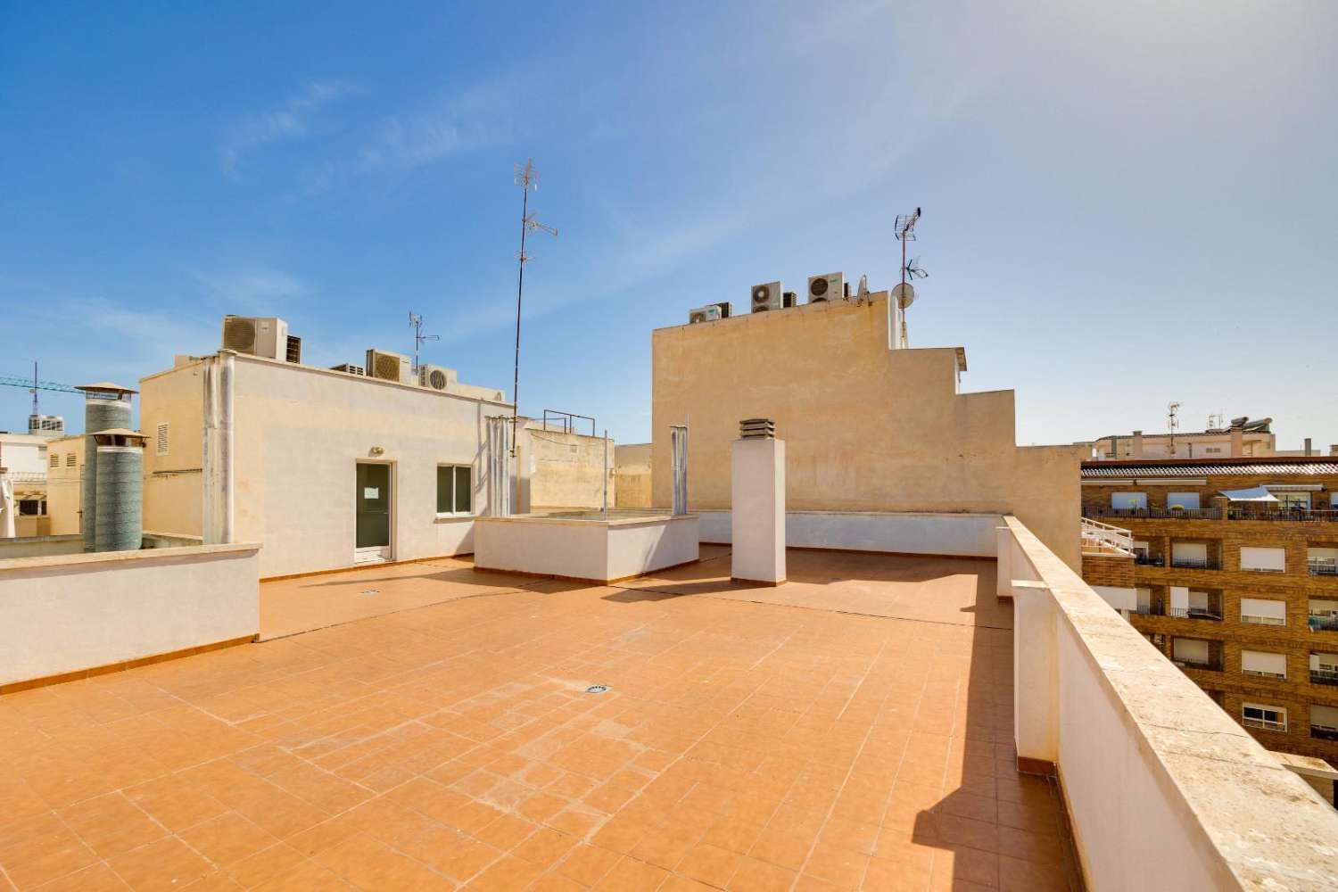 3-VÆRELSES PENTHOUSE I CENTRUM AF TORREVIEJA, MED 106 M² OG STORT POTENTIALE