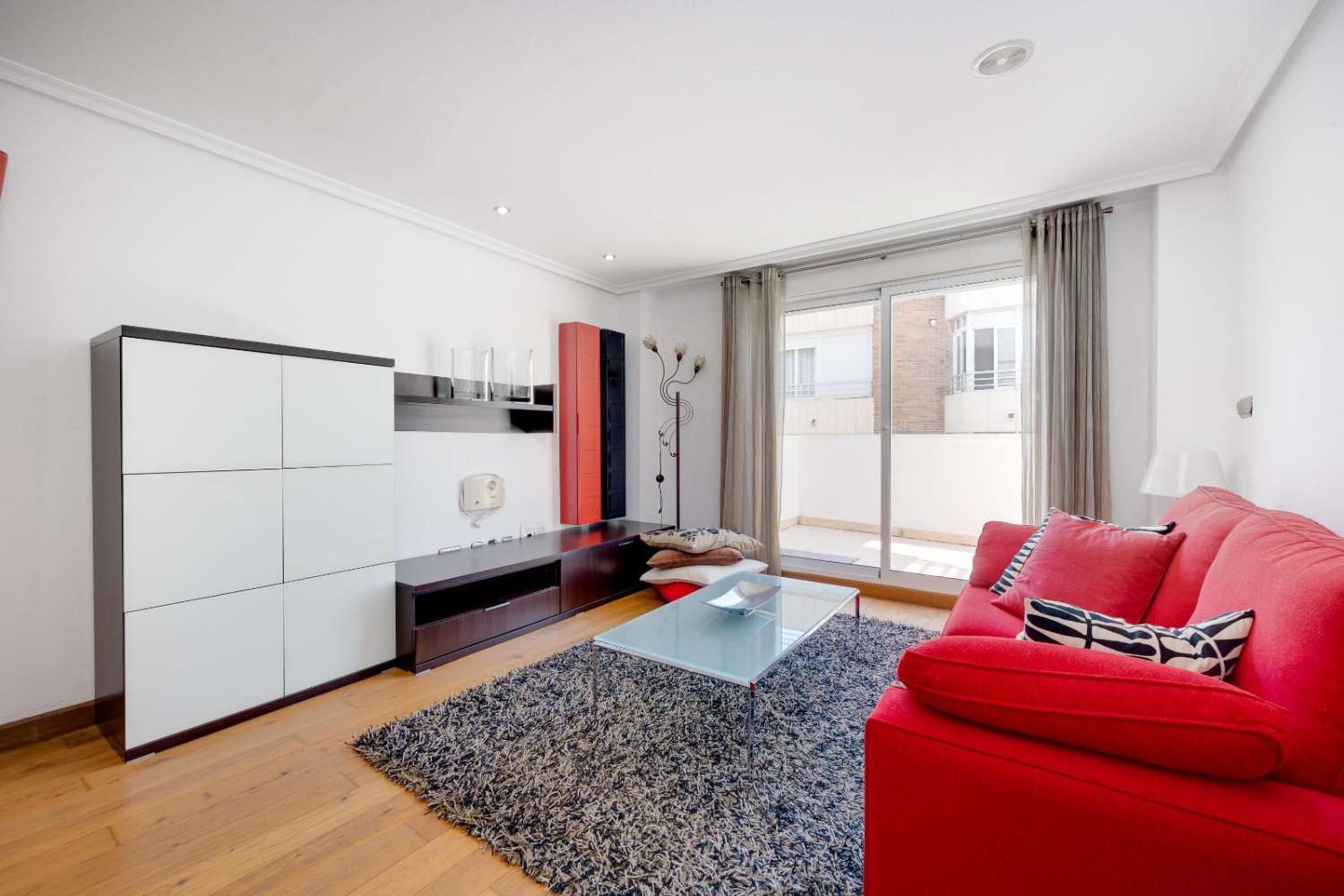 3-VÆRELSES PENTHOUSE I CENTRUM AF TORREVIEJA, MED 106 M² OG STORT POTENTIALE